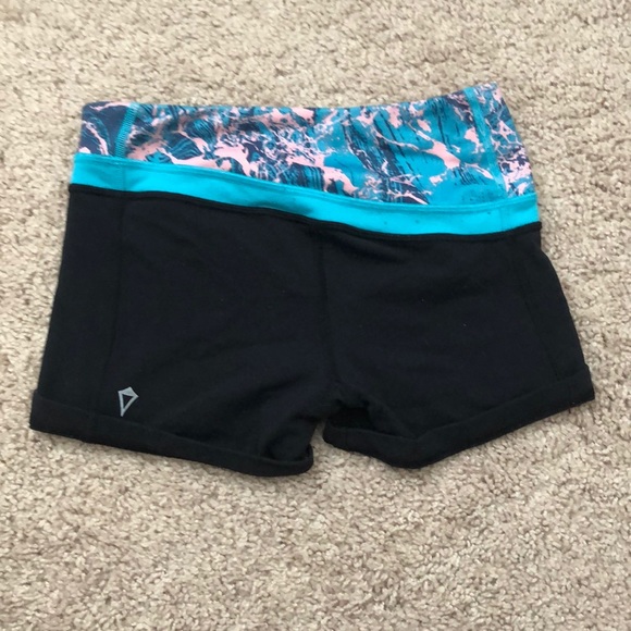 Ivivva Reversible Athletic Spank Shorts - Picture 2 of 4